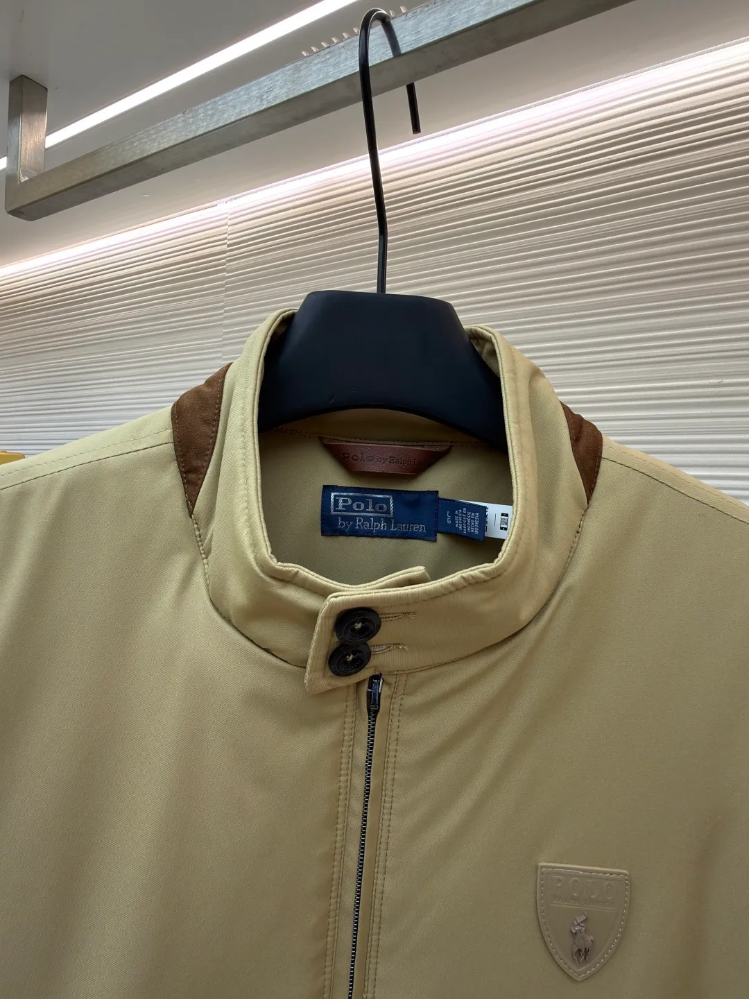 Ralph Lauren Gorham cotton vest ●Original version: Purchased and developed for 4590 ●Item number: 1682478-B50 ●Fabric: nylon fabric ●Technology: splicing production ●Color: khaki ●Version: fitted version ●Weight: about 465 grams ●Size: S-M-L-XL ●Description: Made of high-density nylon. The fabric is not only light and wear-resistant, but also effectively blocks wind and rain from the outside while keeping the inside dry. Made of soft nylon taffeta for a comfortable fit. The various parts of the vest (such as front and back panels, side panels, collar, etc.) are assembled together through precise splicing processes after being cut. When splicing, pay attention to aligning the seams to ensure that the whole piece is smooth and wrinkle-free. For the stitching at the splicing, hidden sewing technology is used to make the stitching less noticeable and improve the aesthetics. At the same time, for parts that are prone to wear and tear, such as collars and cuffs, reinforced splicing or hemming may be used to increase durability. The overall wiring is straight and delicate, the fabric is comfortable and soft, and the color is consistent without color difference. It can be matched with the same style to create a fashionable look and control various occasions. Customized accessories, complete with three standards, same style for men and women!